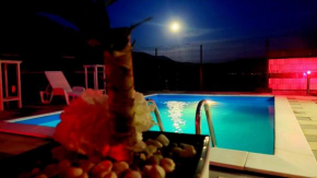Holiday House White Hill